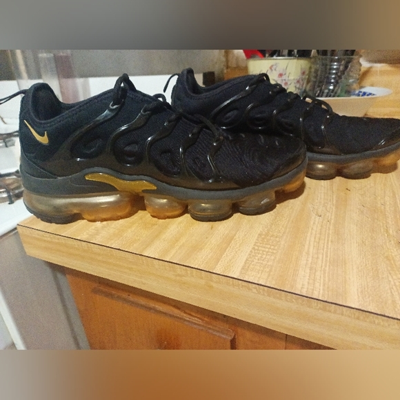 nike air vapormax plus black metallic gold